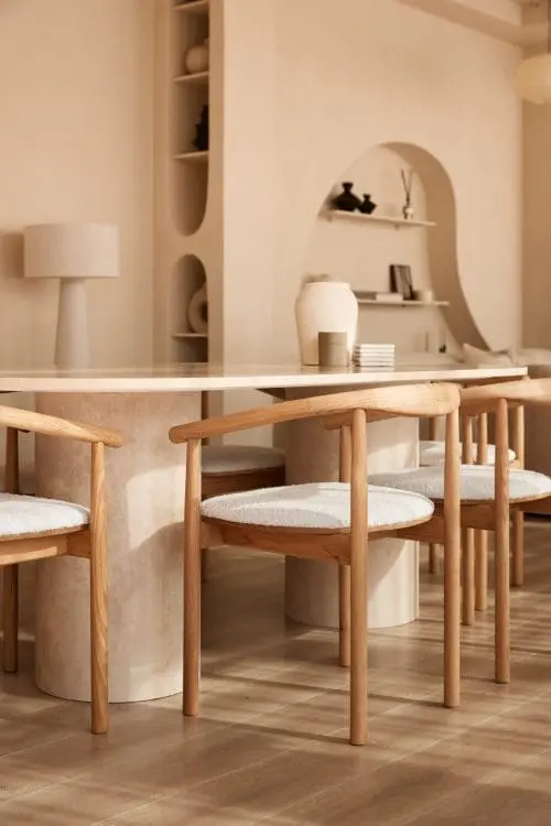 Japandi eetkamerstoel Calm met naturel houten frame en teddy stof, passend in een rustig, warm en minimalistisch Japandi interieur.
