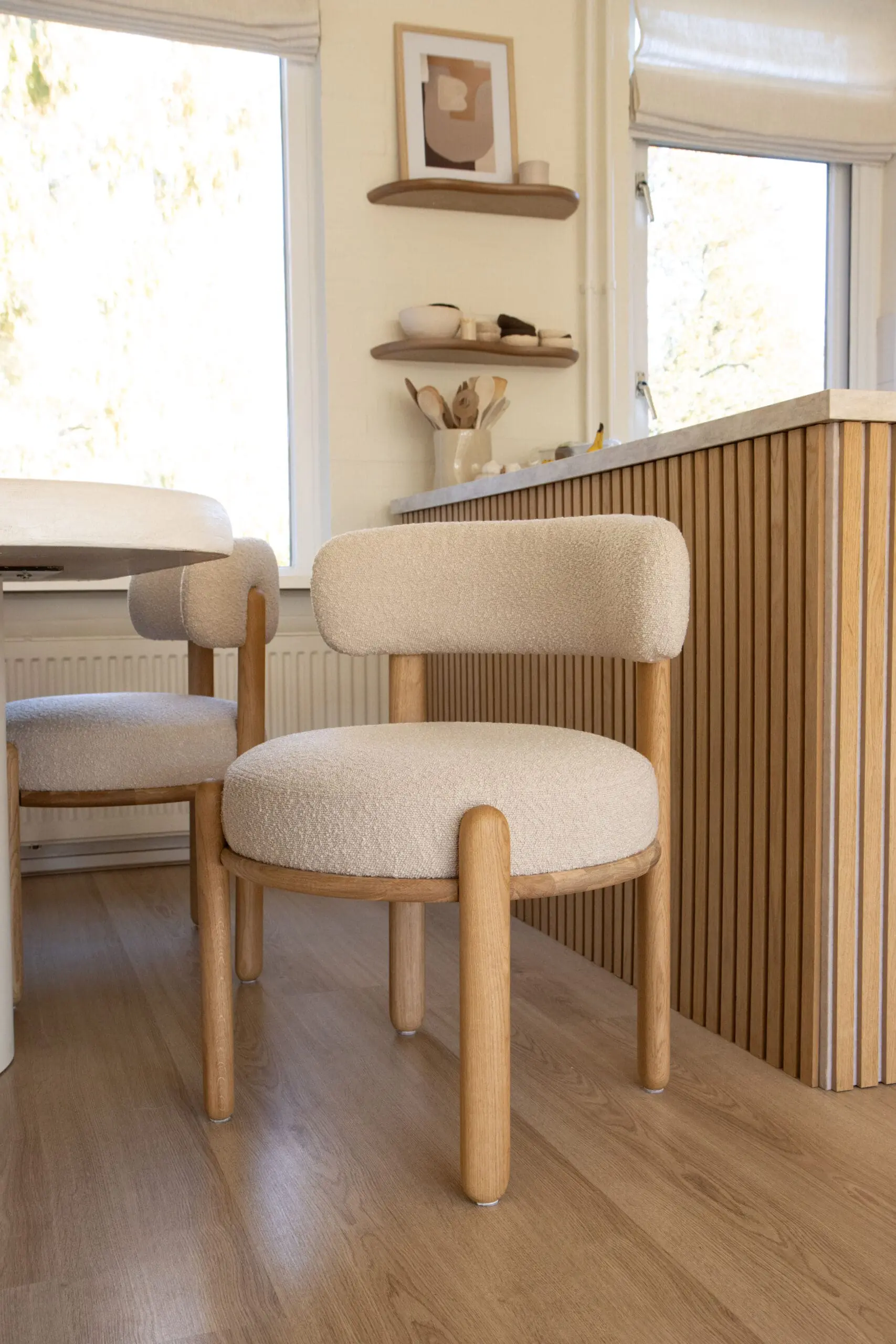 minimalistische stoel van witte stof met eiken poten en hout