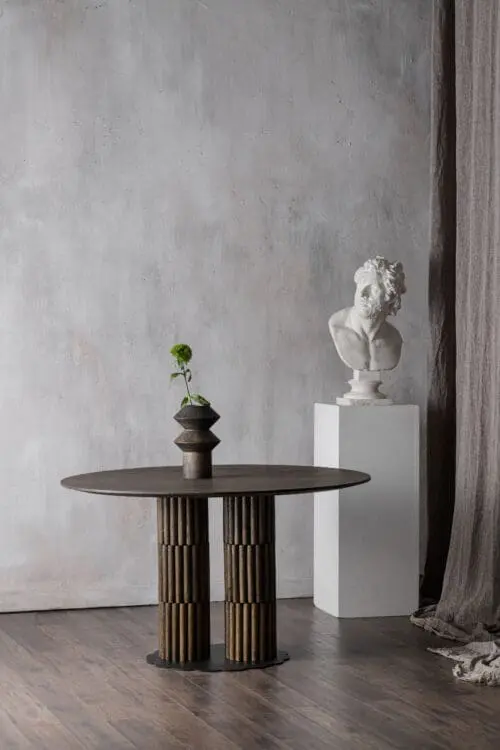 Vechtdal Meubels eetkamertafel GEO van massief eiken in geolied donker walnoot, ronde poten, Japandi en minimalistisch design, centraal geplaatst in een moderne eetruimte.