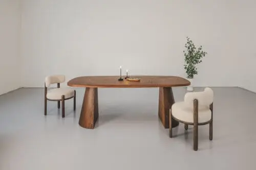 Japandi eettafel in minimalistisch design van eikenhout in geolied bruine kleur