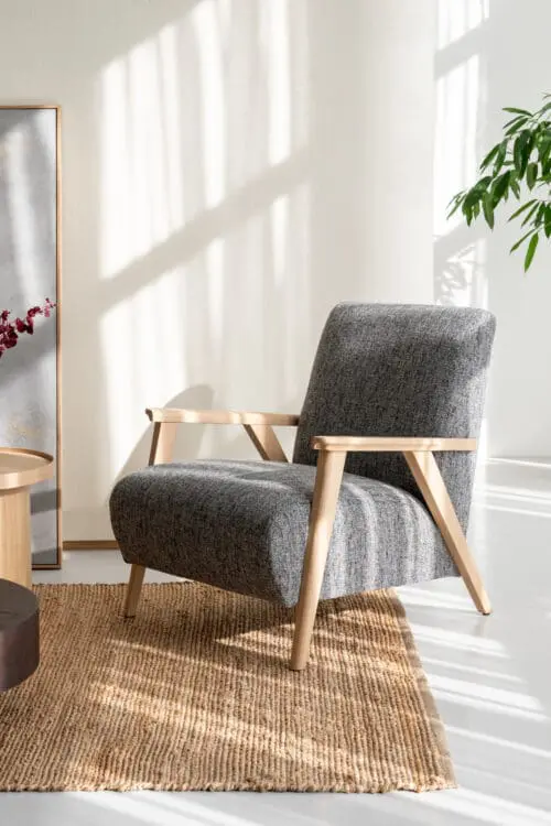 Fauteuil dunya in grijze kleur en japandi stijl met natuurlijke eikenhout