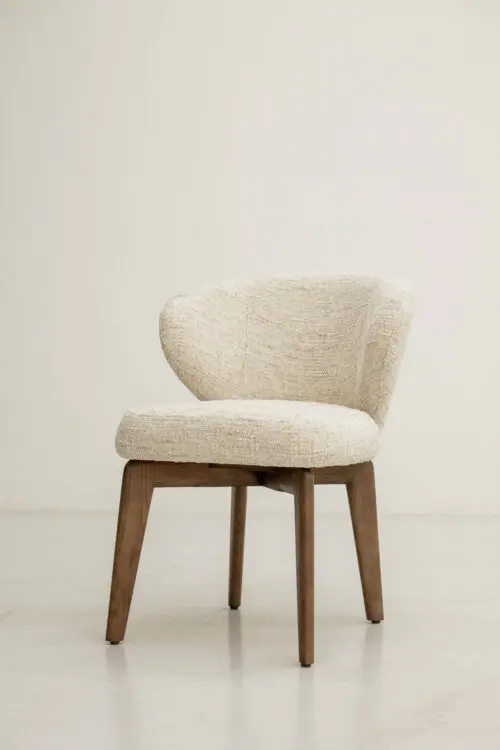 Japandi eetkamerstoel Hampton – Draaibaar | Hazel Boucle | Bruin Houten Onderstel