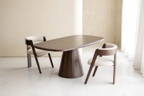 Japandi Eetkamertafel Rosa met een walnootkleurige houten afwerking in een minimalistisch Japandi en Scandinavisch interieur. 180x100cm