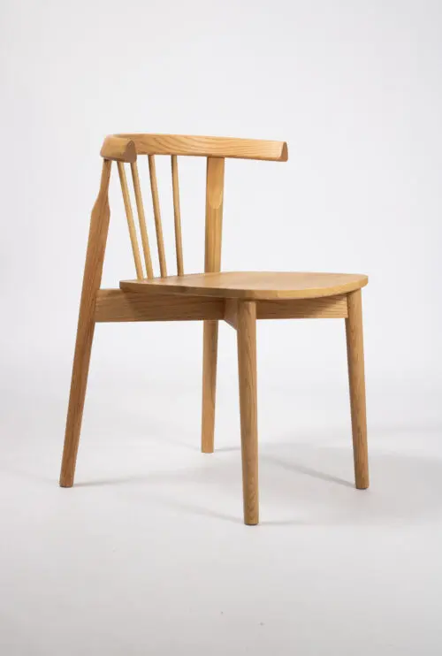 Japandi eetkamerstoel Randy van eikenhout met een minimalistisch en verfijnd design. Een tijdloze houten eetkamerstoel waarin Scandinavische eenvoud en Japanse rust samenkomen.