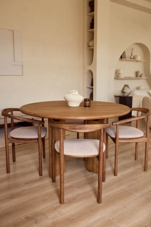 Japandi eettafel clam rond in brons kleur eieknhout gecombineerd met de bronze japandi eetkamerstoelen van de calm serie met beige stof
