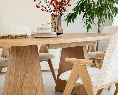 Scandinavisch interieur, keukentafel met stoelen en decoratie